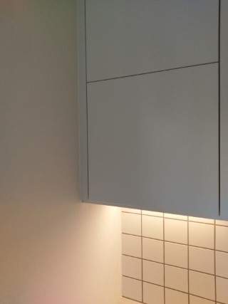 Köksöverskåp anslutet mot vägg